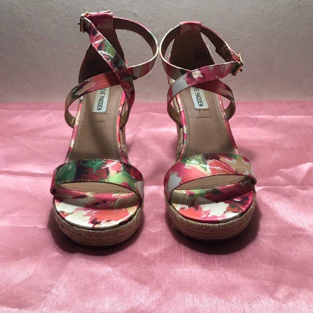 Steve Madden Wedge Flowers Sandals. - Picture 8 of 8